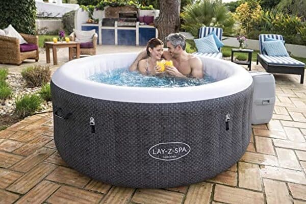 Découvrez notre test du spa Bestway LAY-Z-SPA® Havana Airjet™ et plongez dans une expérience de détente ultime pour 2 à 4 personnes. Idéal pour profiter de moments de relaxation à domicile.