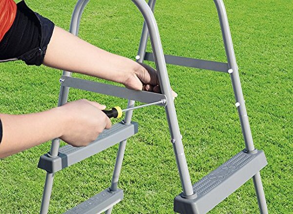 Découvrez notre test complet de l'échelle de piscine Bestway 2 niveaux : évaluation de sa sécurité, praticité et fiabilité pour votre piscine. Ne cherchez plus, la sécurité a un nom  !