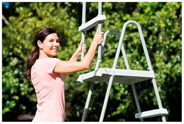 Découvrez notre test complet de l'échelle double sécurité Intex 28074 avec plateforme 1, 32 m : comparez les avantages, les inconvénients et les performances de ce modèle pour choisir la meilleure option pour votre piscine