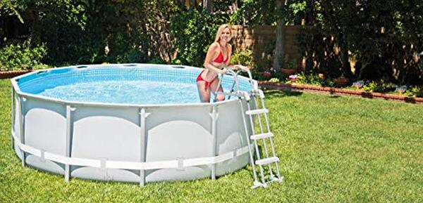 Découvrez notre test complet de l'échelle double sécurité Intex pour piscine : performances, robustesse et conseils pour un choix optimal et assurer la sécurité de toute la famille autour de votre piscine