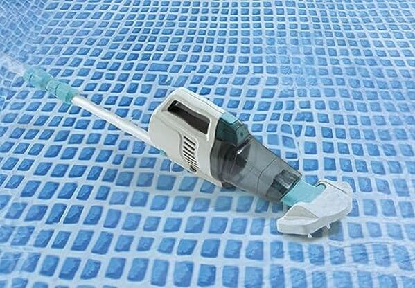 Découvrez notre test complet de l'aspirateur piscine et spa Intex ZR200 : performances, avantages et avis pour choisir le meilleur nettoyage de votre bassin.