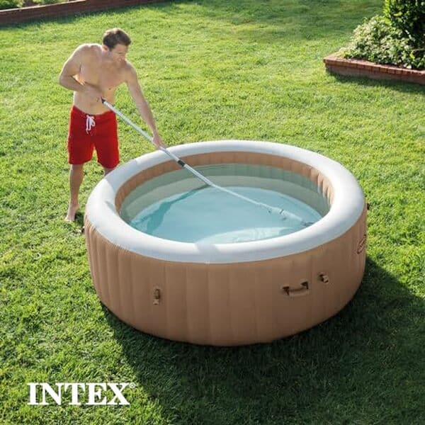 Découvrez notre test détaillé de l'aspirateur à main rechargeable Intex 28620EP : performance, autonomie et efficacité pour nettoyer votre piscine.
